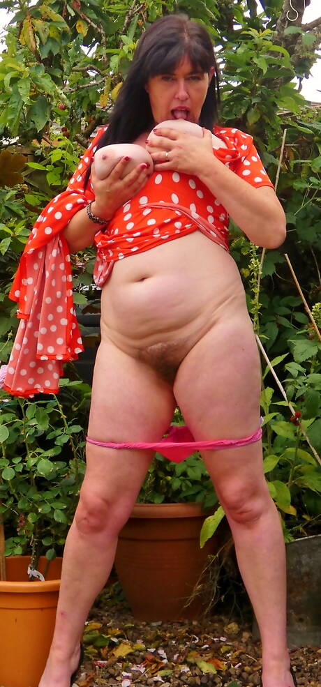 TAC Amateurs pleased to share with you a free xxx photo gallery with Juicey Janey xxx gallery 270648