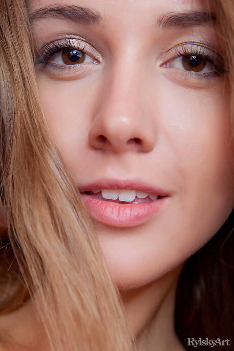 Rylsky Art pleased to share with you a free xxx photo gallery with Lina Diamond demonstrating sexy form